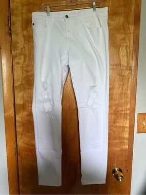 KanCan White moderate  Distressed Skinny Jeans size 15.